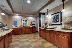 Kuchyň nebo kuchyňský kout v ubytování Hampton Inn & Suites Denver Littleton