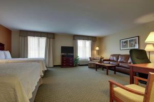 TV a/nebo společenská místnost v ubytování Hampton Inn & Suites Denver Littleton
