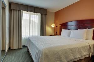 Postel nebo postele na pokoji v ubytování Hampton Inn & Suites Denver Littleton