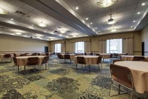 una sala de conferencias con mesas y sillas. en Hampton Inn & Suites Denver Littleton en Littleton