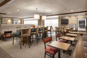 um restaurante com mesas e cadeiras e um bar em Hampton Inn Denver West Federal Center em Lakewood