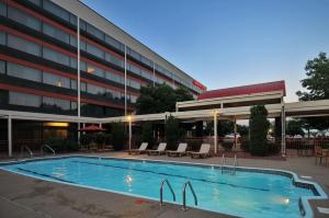 uma piscina de hotel em frente a um edifício em Hampton Inn Denver West Federal Center em Lakewood