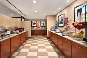 Hampton Inn Denver West Federal Center في ليكوود: a cafeteria with a cafeteriasyasteryasteryasteryasteryasteryasteryasteryasteryasteryasteryasteryasteryastry