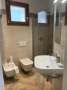 a bathroom with a toilet and a sink at Agriturismo Rascioni & Cecconello in Fonteblanda