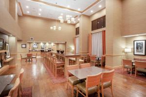 - une salle à manger avec des tables et des chaises dans l'établissement Hampton Inn and Suites Denver/South-RidgeGate, à Lone Tree