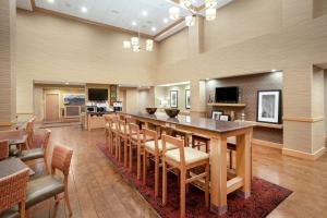 una grande sala da pranzo con un grande tavolo e sedie di Hampton Inn and Suites Denver/South-RidgeGate a Lone Tree
