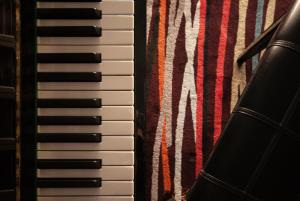un primer plano de un teclado de piano junto a una alfombra en Estúdio 428, en Espinho