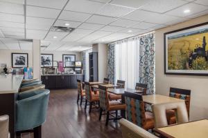 a dining room with tables and chairs in a restaurant at Hampton Inn Douglas in Douglas