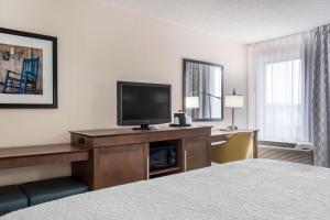 A television and/or entertainment centre at Hampton Inn Douglas