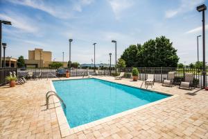 una piscina con sillas y una valla en Hampton Inn Dover, en Dover