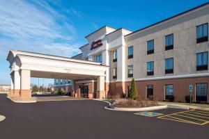 ein Hotel mit Parkplatz davor in der Unterkunft Hampton Inn & Suites Danville in Danville