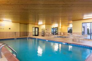 uma grande piscina num quarto de hotel em Hampton Inn & Suites Danville em Danville