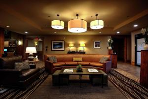 een woonkamer met een bank en een tafel bij Homewood Suites by Hilton, Durango in Durango