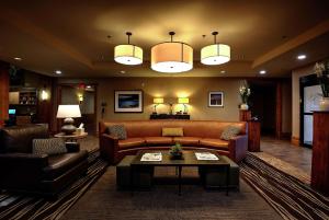 ein Wohnzimmer mit einem Sofa und einem Tisch in der Unterkunft Homewood Suites by Hilton, Durango in Durango