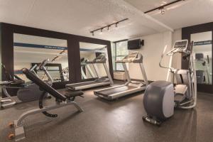 德梅因的住宿－德梅因機場希爾頓恆庭酒店，健身房设有数台跑步机和镜子