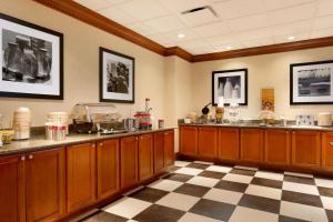 a restaurant with a checkered floor and a counter at Hampton Inn & Suites Detroit/Chesterfield in Chesterfield