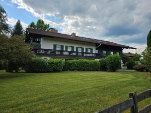 a house with a green lawn in front of it at Ferienwohnung Messinger in Seebruck