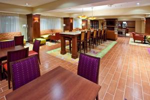 a restaurant with tables and chairs in a room at Hampton Inn Detroit/Auburn Hills-North in Auburn Hills