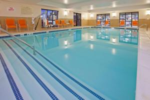 duży basen z niebieską wodą w obiekcie Hampton Inn Detroit/Auburn Hills-North w mieście Auburn Hills