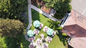 einen Blick über einen Garten mit Tischen und Stühlen in der Unterkunft PRISMA Parkhotel Wehrle in Triberg