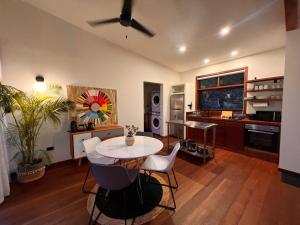 a living room with a table and a kitchen at Finca Panda in Boquete
