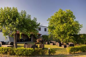 a park with trees and a building in the background at Agri Charme Tenuta Picilli in Albanella