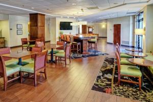 a restaurant with tables and chairs and a dining room at Hampton Inn Elizabeth City in Elizabeth City