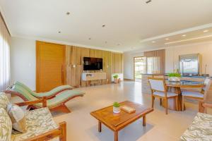 a living room with a couch and a table at PF55 Ótima Casa 4 Suítes - Praia do Forte in Farol