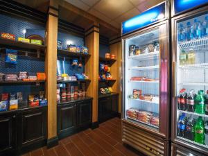 un réfrigérateur rempli de nourriture et de boissons. dans l'établissement Hampton Inn & Suites Elk City, à Elk City