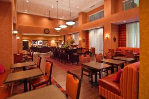 un restaurant avec des tables et des chaises ainsi qu'une salle à manger dans l'établissement Hampton Inn & Suites Elk City, à Elk City