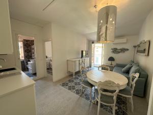 cocina y sala de estar con mesa y sofá en Delizioso bilocale Mottino23 en Lerici