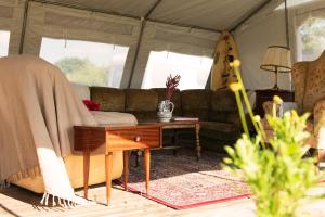 Aparra Surfcamp Auberge Saint-Jean-de-Luz的休息区