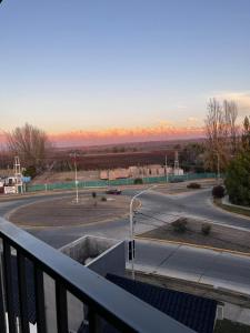 einen Balkon mit Blick auf einen Parkplatz in der Unterkunft Portales de Tupungato in Tupungato