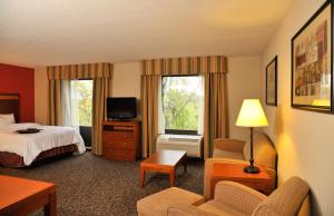 Habitación de hotel con cama y TV en Hampton Inn Enterprise en Enterprise