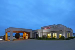 un gran edificio con un cartel delante en Hampton Inn Keokuk en Keokuk