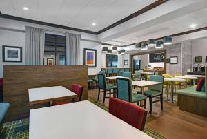 a dining room with tables and chairs at Hampton Inn Keokuk in Keokuk