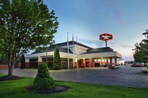 a building with a sign in front of it at Hampton Inn Ashtabula in Austinburg