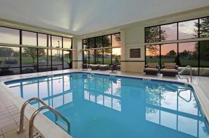 a large swimming pool with blue water in a building at Hampton Inn Ashtabula in Austinburg