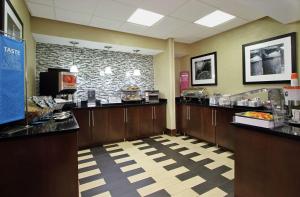 A restaurant or other place to eat at Hampton Inn Ashtabula