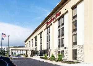 eine Darstellung der Vorderseite eines Hotels in der Unterkunft Hampton Inn Erie-South in Erie