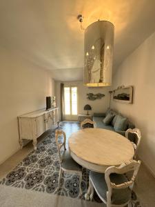 a dining room with a table and a couch at Delizioso bilocale Mottino23 in Lerici