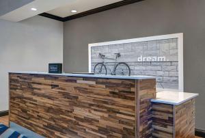 ein Fahrrad befindet sich an einer Wand hinter einer Rezeption in der Unterkunft Hampton Inn Farmington in Farmington