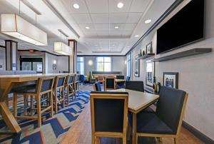 Televisyen dan/atau pusat hiburan di Hampton Inn Farmington