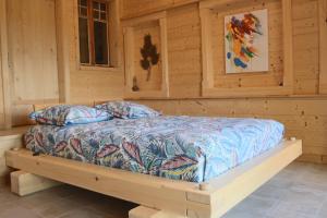 a bed inside of a log cabin with a bed sidx sidx at Les Abeilles in Prez-vers-Siviriez