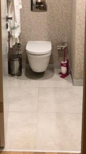 baño con aseo blanco en una habitación en Etiler Akmerkez karşısı 2+1 Metroya 5 dk, en Estambul