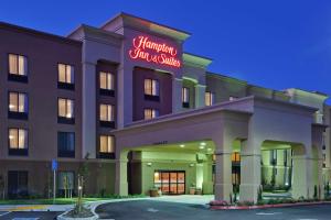 un hotel con un cartel que lee harriotas de Nueva Orleans en Hampton Inn & Suites Fresno - Northwest en Herndon