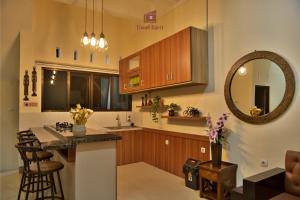 Umah Karet Homestay في ماغيلانغْ: مطبخ مع كونتر ومرآة