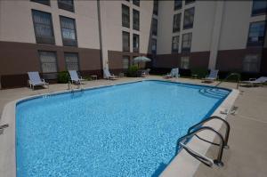 una gran piscina frente a un edificio en Hampton Inn Fayetteville Fort Bragg, en Fayetteville