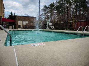 a swimming pool with a fountain in the middle at Hampton Inn Spring Lake Fayetteville in Spring Lake