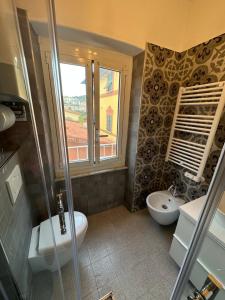 een badkamer met toilet, wastafel en raam bij Delizioso bilocale Mottino23 in Lerici +14 foto's